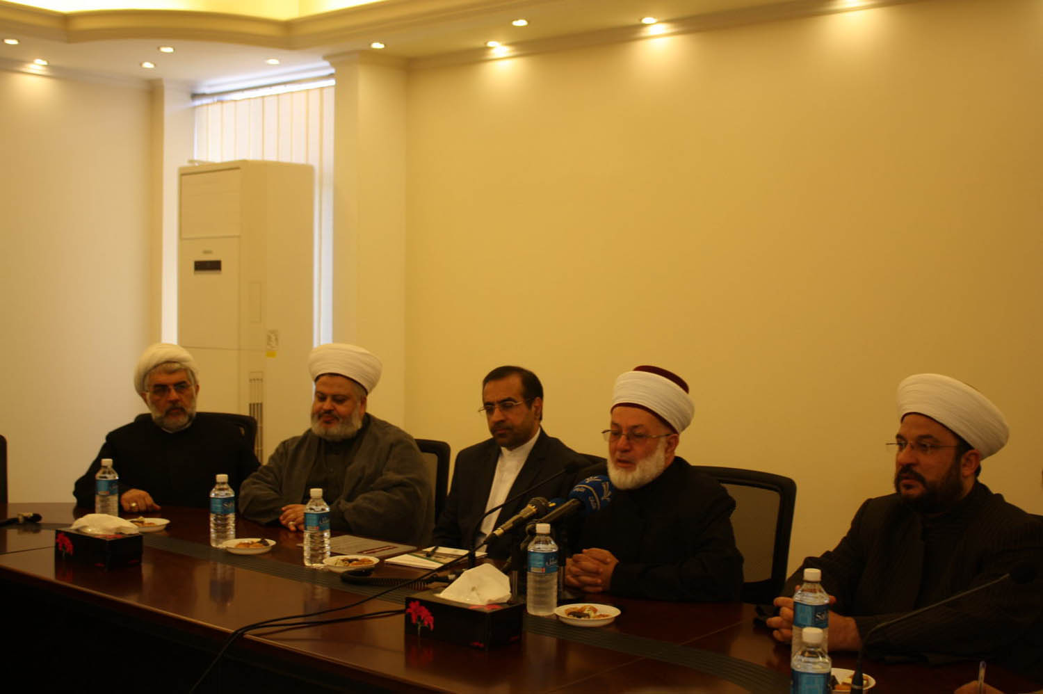 وفد صحفي إيراني يزور مركز تجمع العلماء المسلمين